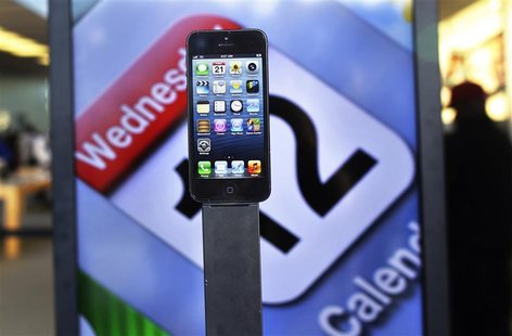Apple's iPhone 5 is seen on display at the Apple store in Manhasset, New York September 21, 2012. REUTERS/Shannon Stapleton Apple's iPhone 5 is seen on display at the Apple store in Manhasset, New York September 21, 2012. REUTERS/Shannon Stapleton