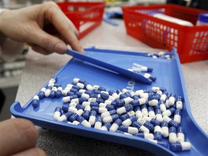 A pharmacist counts pills in a pharmacy in Toronto in this January 31, 2008 file photo.REUTERS/Mark Blinch/Files A pharmacist counts pills in a pharmacy in Toronto in this January 31, 2008 file photo.REUTERS/Mark Blinch/Files