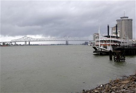 Dark clouds are seen over the Mississippi River as Hurricane Isaac approaches New Orleans, Louisiana, August 28, 2012. REUTERS/Jonathan Bach Dark clouds are seen over the Mississippi River as Hurricane Isaac approaches New Orleans, Louisiana, August 28, 2012. REUTERS/Jonathan Bach