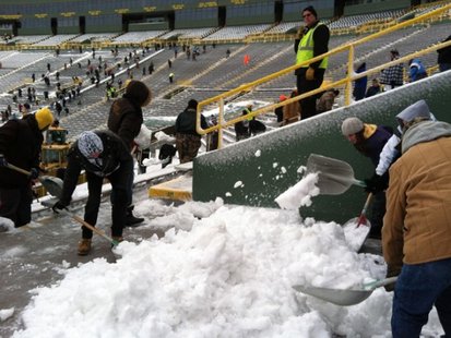 Snow shovelers in Lambeau Field bowl. (Photo Courtesy of Fox 11 WLUK-TV) Snow shovelers in Lambeau Field bowl. (Photo Courtesy of Fox 11 WLUK-TV)