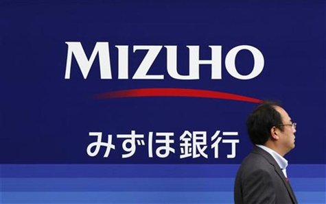 A man walks past a branch of the Mizuho Financial Group in Tokyo November 14, 2012. REUTERS/Yuriko Nakao A man walks past a branch of the Mizuho Financial Group in Tokyo November 14, 2012. REUTERS/Yuriko Nakao
