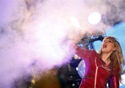 Singer Taylor Swift performs during New Year's Eve celebrations in Times Square in New York December 31, 2012. REUTERS/Joshua Lott Singer Taylor Swift performs during New Year's Eve celebrations in Times Square in New York December 31, 2012. REUTERS/Joshua Lott