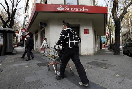 A man with a trolley walks past a Santander bank branch in Madrid December 17, 2012. REUTERS/Andrea Comas A man with a trolley walks past a Santander bank branch in Madrid December 17, 2012. REUTERS/Andrea Comas