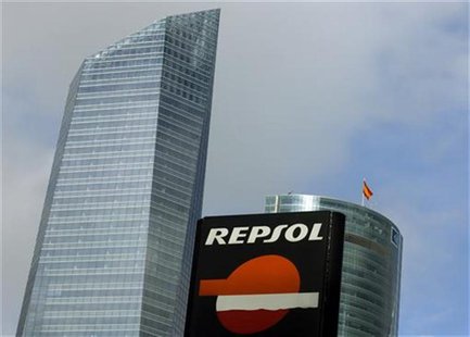 The logo of Spanish energy company Repsol is seen outside a gas station in Madrid November 23, 2012. REUTERS/Sergio Perez The logo of Spanish energy company Repsol is seen outside a gas station in Madrid November 23, 2012. REUTERS/Sergio Perez