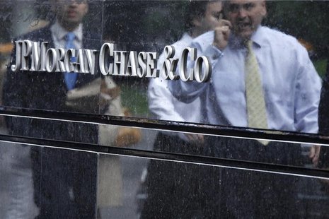 Commuters are reflected in stone as they walk past the JP Morgan headquarters in New York May 22, 2012. REUTERS/Eduardo Munoz Commuters are reflected in stone as they walk past the JP Morgan headquarters in New York May 22, 2012. REUTERS/Eduardo Munoz