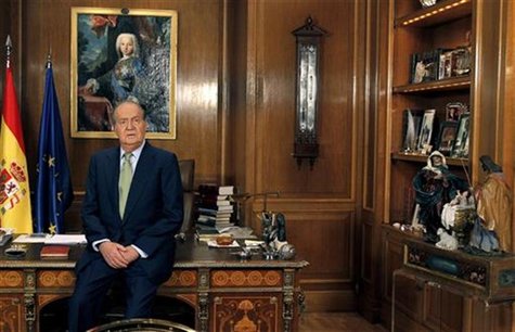 Spanish King Juan Carlos speaks during his traditional Christmas message at Zarzuela Palace in Madrid December 24, 2012. REUTERS/Andres Ball Spanish King Juan Carlos speaks during his traditional Christmas message at Zarzuela Palace in Madrid December 24, 2012. REUTERS/Andres Ball