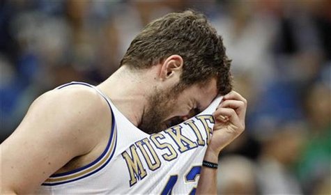 Minnesota Timberwolves forward Kevin Love (42) wipes sweat from his face during the first half of the Timberwolves' NBA basketball game agai Minnesota Timberwolves forward Kevin Love (42) wipes sweat from his face during the first half of the Timberwolves' NBA basketball game agai