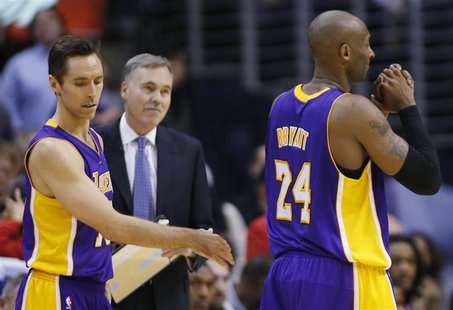 Los Angeles Lakers' Steve Nash (L), head coach Mike D'Antoni (C) and Kobe Bryant react after losing possession of the ball in the final minu Los Angeles Lakers' Steve Nash (L), head coach Mike D'Antoni (C) and Kobe Bryant react after losing possession of the ball in the final minu