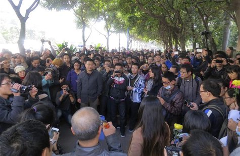 Demonstrators gather along a street near the headquarters of Southern Weekly newspaper in Guangzhou, Guangdong province, January 7, 2013. RE Demonstrators gather along a street near the headquarters of Southern Weekly newspaper in Guangzhou, Guangdong province, January 7, 2013. RE