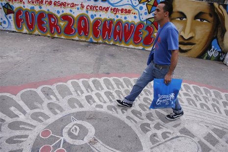 A man walks past a graffiti depicting Venezuelan President Hugo Chavez in Caracas January 7, 2013. The wall reads: 'Force Chavez'. REUTERS/J A man walks past a graffiti depicting Venezuelan President Hugo Chavez in Caracas January 7, 2013. The wall reads: 'Force Chavez'. REUTERS/J