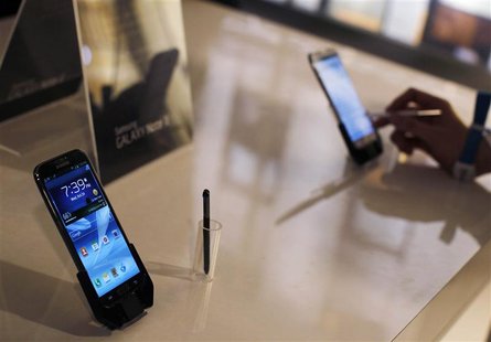 People use the Galaxy Note II after a news conference announcing Samsung's update to its phone-tablet hybrid in New York in this October 24, People use the Galaxy Note II after a news conference announcing Samsung's update to its phone-tablet hybrid in New York in this October 24,