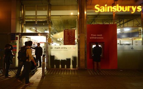 A security guard locks the door to a Sainsbury store in central London, December 23, 2012. REUTERS/Paul Hackett A security guard locks the door to a Sainsbury store in central London, December 23, 2012. REUTERS/Paul Hackett
