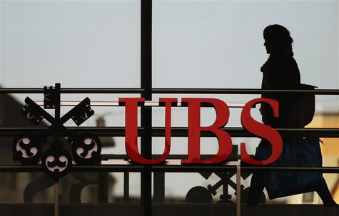 An employee walks past a logo of Swiss bank UBS in Zurich December 19, 2012. REUTERS/Michael Buholzer An employee walks past a logo of Swiss bank UBS in Zurich December 19, 2012. REUTERS/Michael Buholzer