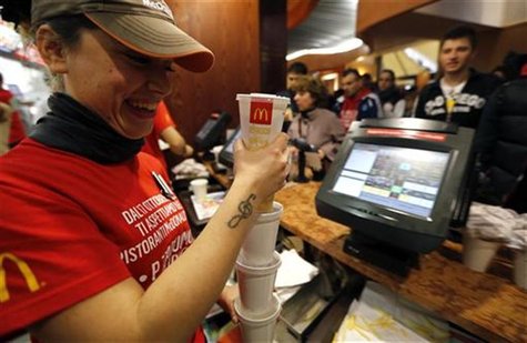 A McDonald's staff member serves soft drinks at their fast food restaurant in downtown Milan October 16, 2012. REUTERS/Stefano Rellandini A McDonald's staff member serves soft drinks at their fast food restaurant in downtown Milan October 16, 2012. REUTERS/Stefano Rellandini