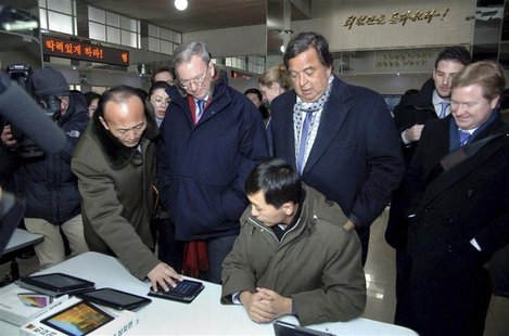 Former New Mexico Governor Bill Richardson (centre R) and Google Executive Chairman Eric Schmidt (centre L) visit the Korean Computer Center Former New Mexico Governor Bill Richardson (centre R) and Google Executive Chairman Eric Schmidt (centre L) visit the Korean Computer Center