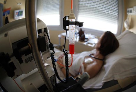 A patient receives chemotherapy treatment for breast cancer at the Antoine-Lacassagne Cancer Center in Nice July 26, 2012. REUTERS/Eric Gail A patient receives chemotherapy treatment for breast cancer at the Antoine-Lacassagne Cancer Center in Nice July 26, 2012. REUTERS/Eric Gail