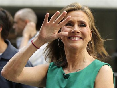 TV personality Meredith Vieira waves to fans in New York, June 8, 2011. REUTERS/Brendan McDermid TV personality Meredith Vieira waves to fans in New York, June 8, 2011. REUTERS/Brendan McDermid
