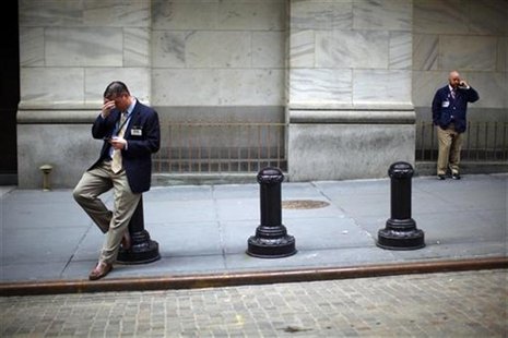 Traders stand outside the New York Stock Exchange, in this file photo taken March 27, 2009. REUTERS/Eric Thayer Traders stand outside the New York Stock Exchange, in this file photo taken March 27, 2009. REUTERS/Eric Thayer