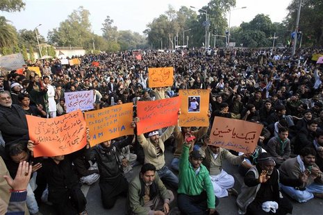 Shiite Muslims gather to protest against last Thursday's twin bomb attack in Quetta, in Lahore January 13, 2013. REUTERS/Mani Rana Shiite Muslims gather to protest against last Thursday's twin bomb attack in Quetta, in Lahore January 13, 2013. REUTERS/Mani Rana