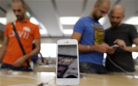 An Apple iPhone 5 is displayed in an Apple store in Rome September 28, 2012. REUTERS/Tony Gentile An Apple iPhone 5 is displayed in an Apple store in Rome September 28, 2012. REUTERS/Tony Gentile
