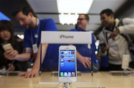 An Apple iPhone 5 phone is displayed in the Apple Store on 5th Avenue in New York, September 21, 2012. REUTERS/Lucas Jackson An Apple iPhone 5 phone is displayed in the Apple Store on 5th Avenue in New York, September 21, 2012. REUTERS/Lucas Jackson