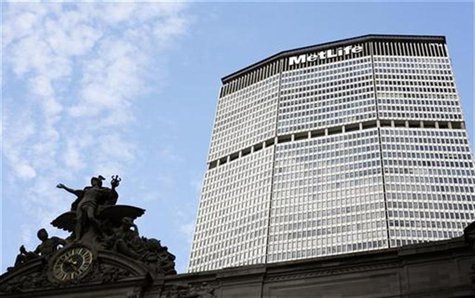 A statue stands atop Grand Central Station in front of the MetLife building in New York, October 8, 2008. REUTERS/Lucas Jackson A statue stands atop Grand Central Station in front of the MetLife building in New York, October 8, 2008. REUTERS/Lucas Jackson
