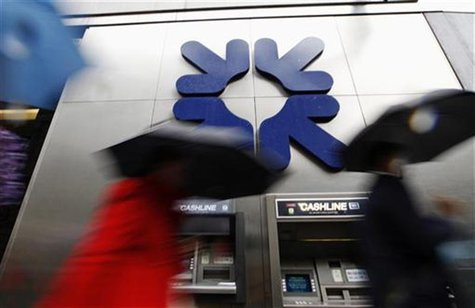 Morning commuters rush past a branch of the Royal Bank of Scotland (RBS) in London November 4, 2011. REUTERS/Andrew Winning Morning commuters rush past a branch of the Royal Bank of Scotland (RBS) in London November 4, 2011. REUTERS/Andrew Winning