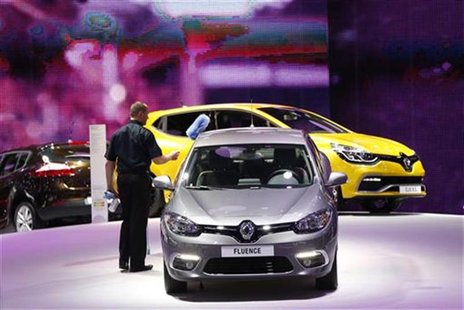 A worker cleans a Renault car at the European Motor Show in Brussels January 10, 2013. REUTERS/Francois Lenoir A worker cleans a Renault car at the European Motor Show in Brussels January 10, 2013. REUTERS/Francois Lenoir