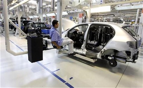Workers assemble a Volkswagen car at Sao Bernardo do Campo Volkswagen plant, near Sao Paulo, April 6, 2011. REUTERS/Nacho Doce Workers assemble a Volkswagen car at Sao Bernardo do Campo Volkswagen plant, near Sao Paulo, April 6, 2011. REUTERS/Nacho Doce