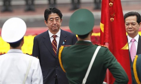 Japan's Prime Minister Shinzo Abe (L) and his Vietnamese counterpart Nguyen Tan Dung review the guard of honour during a welcoming ceremony Japan's Prime Minister Shinzo Abe (L) and his Vietnamese counterpart Nguyen Tan Dung review the guard of honour during a welcoming ceremony