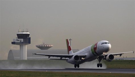 An Airbus jet of TAP Portugal airlines takes off in Lisbon airport December 20, 2012. REUTERS/Rafael Marchante An Airbus jet of TAP Portugal airlines takes off in Lisbon airport December 20, 2012. REUTERS/Rafael Marchante