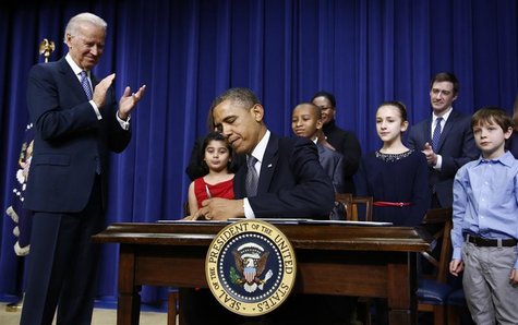 U.S. President Barack Obama, flanked by 8-year old letter writer Hinna Zeejah (L), 10-year old letter writer Taejah Goode (3rd L), 11-year o U.S. President Barack Obama, flanked by 8-year old letter writer Hinna Zeejah (L), 10-year old letter writer Taejah Goode (3rd L), 11-year o