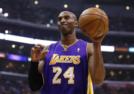 Los Angeles Lakers' Kobe Bryant reacts after being called for a foul during the first half of the Lakers' loss to the Los Angeles Clippers i Los Angeles Lakers' Kobe Bryant reacts after being called for a foul during the first half of the Lakers' loss to the Los Angeles Clippers i