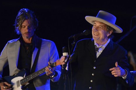 U.S. musician Bob Dylan (R) performs on the second day of the Hop Farm Music Festival in Paddock Wood, Kent June 30, 2012. REUTERS/ Ki Price U.S. musician Bob Dylan (R) performs on the second day of the Hop Farm Music Festival in Paddock Wood, Kent June 30, 2012. REUTERS/ Ki Price