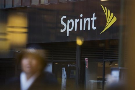 People walk past a Sprint store in New York December 17, 2012. REUTERS/Andrew Kelly People walk past a Sprint store in New York December 17, 2012. REUTERS/Andrew Kelly