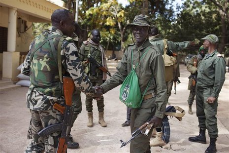 Malian soldiers greet each other in Niono January 19, 2013. REUTERS/Joe Penney Malian soldiers greet each other in Niono January 19, 2013. REUTERS/Joe Penney