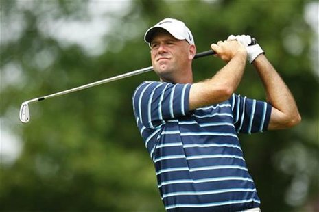 Stewart Cink of the U.S. watches his tee shot on the 13th hole during the second round of the Wells Fargo Championship PGA golf tournament i Stewart Cink of the U.S. watches his tee shot on the 13th hole during the second round of the Wells Fargo Championship PGA golf tournament i