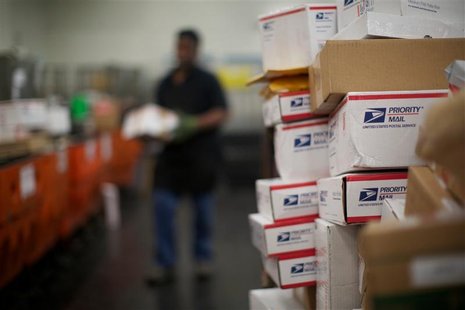 United States Postal Service mail clerks sort packages at the Lincoln Park carriers annex in Chicago, November 29, 2012. REUTERS/John Gress United States Postal Service mail clerks sort packages at the Lincoln Park carriers annex in Chicago, November 29, 2012. REUTERS/John Gress