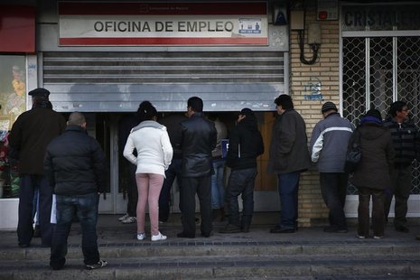 People wait to enter a government-run employment office in Madrid January 3, 2013. REUTERS/Susana Vera People wait to enter a government-run employment office in Madrid January 3, 2013. REUTERS/Susana Vera
