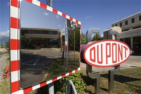 A DuPont logo is pictured on the research center in Meyrin near Geneva August 4, 2009. REUTERS/Denis Balibouse A DuPont logo is pictured on the research center in Meyrin near Geneva August 4, 2009. REUTERS/Denis Balibouse