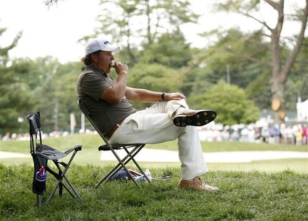 Phil Mickelson of the U.S. takes a break in play on the 15th tee during the second round of the 2011 U.S. Open golf tournament at Congressio Phil Mickelson of the U.S. takes a break in play on the 15th tee during the second round of the 2011 U.S. Open golf tournament at Congressio