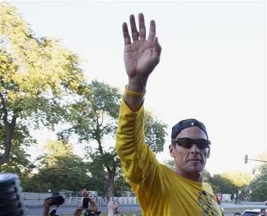 Lance Armstrong waves to the crowd following a run with his fans at Mount Royal park in Montreal August 29, 2012. REUTERS/Christinne Muschi Lance Armstrong waves to the crowd following a run with his fans at Mount Royal park in Montreal August 29, 2012. REUTERS/Christinne Muschi