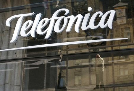 Reflections are seen on a logo of Spain's telecommunications giant Telefonica in Madrid December 3, 2012. REUTERS/Andrea Comas Reflections are seen on a logo of Spain's telecommunications giant Telefonica in Madrid December 3, 2012. REUTERS/Andrea Comas