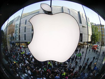 Customers gather outside an Apple store before the release of iPhone 5 in Munich early September 21, 2012. REUTERS/Michael Dalder Customers gather outside an Apple store before the release of iPhone 5 in Munich early September 21, 2012. REUTERS/Michael Dalder