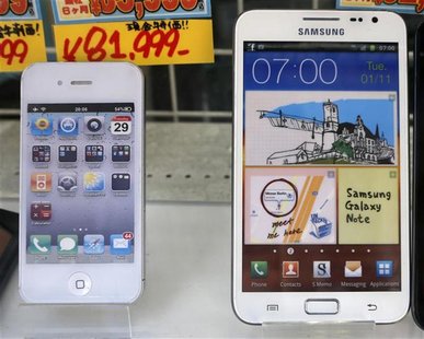 Apple's iPhone (L) and Samsung Galaxy Note are displayed at a shop in Tokyo August 31, 2012. REUTERS/Kim Kyung-Hoon Apple's iPhone (L) and Samsung Galaxy Note are displayed at a shop in Tokyo August 31, 2012. REUTERS/Kim Kyung-Hoon