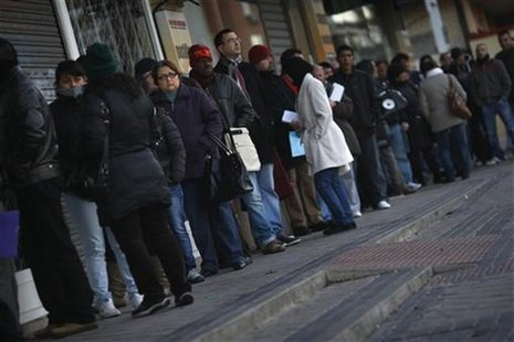 People wait in line to enter a government-run employment office in Madrid January 3, 2013. REUTERS/Susana Vera People wait in line to enter a government-run employment office in Madrid January 3, 2013. REUTERS/Susana Vera