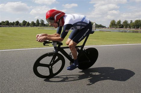 Britain's Bradley Wiggins competes in the men's individual time trial cycling event at the London 2012 Olympic Games August 1, 2012. REUTERS Britain's Bradley Wiggins competes in the men's individual time trial cycling event at the London 2012 Olympic Games August 1, 2012. REUTERS