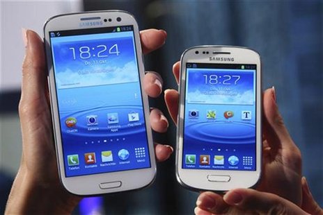 Models hold a Samsung 'Galaxy S3 mini' (R) phone and a 'Galaxy S3' phone during the mini's world premiere in Frankfurt October 11, 2012. REU Models hold a Samsung 'Galaxy S3 mini' (R) phone and a 'Galaxy S3' phone during the mini's world premiere in Frankfurt October 11, 2012. REU