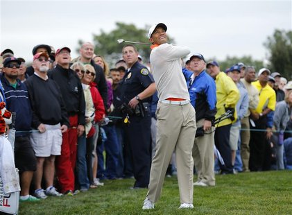 U.S. golfer Tiger Woods chips onto the 4th green of the south course at Torrey Pines during first round play at the Farmers Insurance Open i U.S. golfer Tiger Woods chips onto the 4th green of the south course at Torrey Pines during first round play at the Farmers Insurance Open i