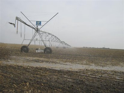 A sprinkler is in use near Dodge City, Kansas, November 26, 2012. REUTERS/Kevin Murphy A sprinkler is in use near Dodge City, Kansas, November 26, 2012. REUTERS/Kevin Murphy
